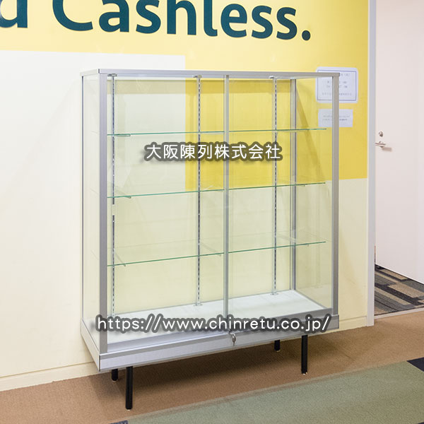 クレジットカード会社様分／アルミ枠ガラスショーケースの納品実例