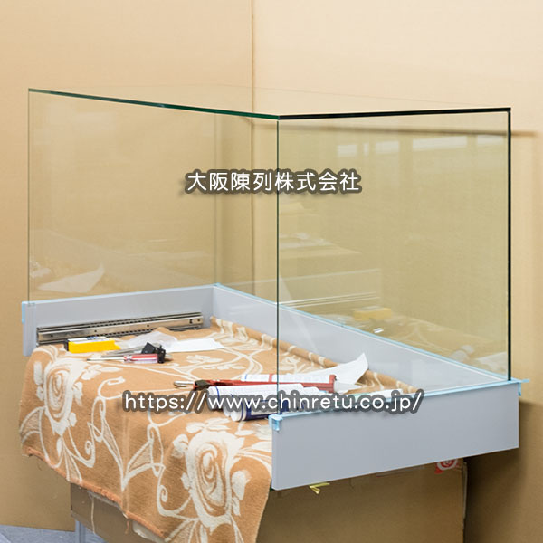 日本刀展示用／引き出し式ガラスショーケースを製作中