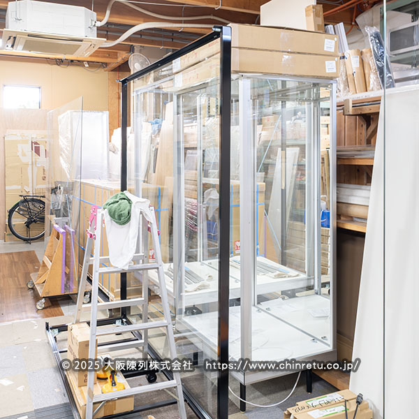 �l�l���^�����\LED�Ɩ��t���R���N�V�����P�[�X�𐻍쒆