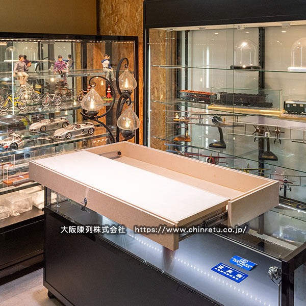 「日本刀展示用／引き出し式大型ショーケース」を製作中