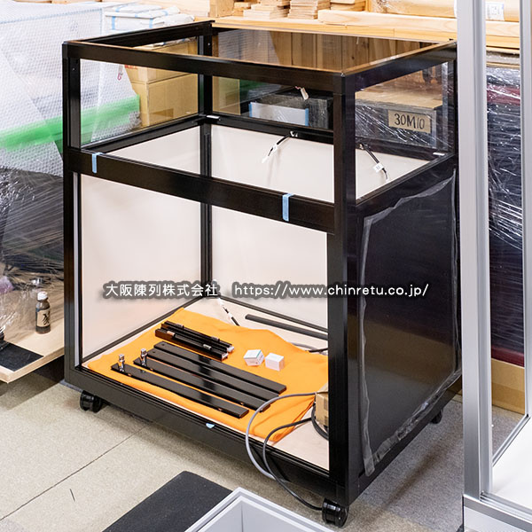 商社様分／製品サンプル展示用ショーケース（製品サンプルケース）を製作中