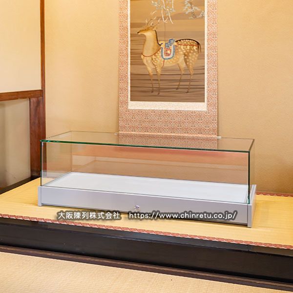 「日本刀展示用／引き出し式大型ショーケース」の納品完了写真