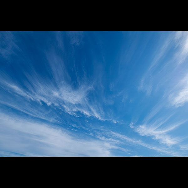 難波上空の青空と雲