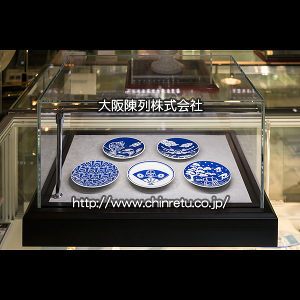 「豆皿」を当社特製ガラスショーケースに展示した例