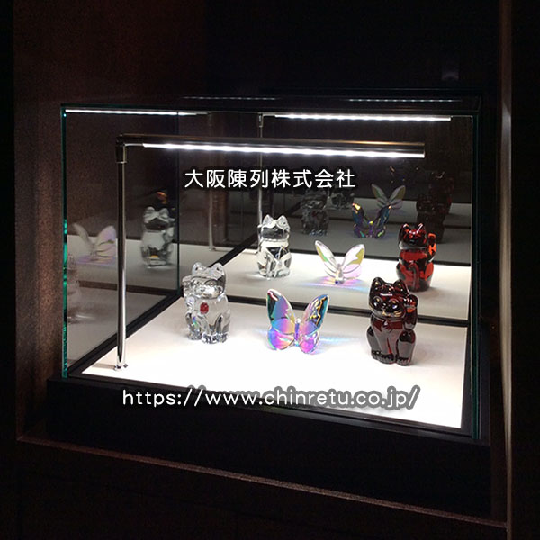 バカラ「招き猫」展示用ガラスショーケース／製作販売実例