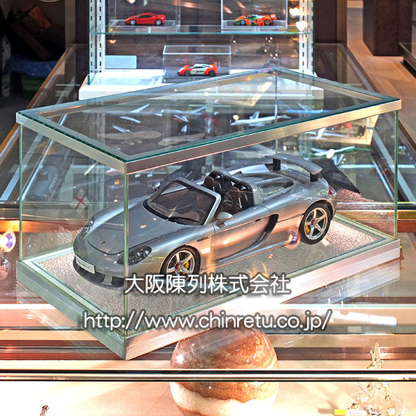 モデルカー展示用としてのアルミ枠ガラスショーケース