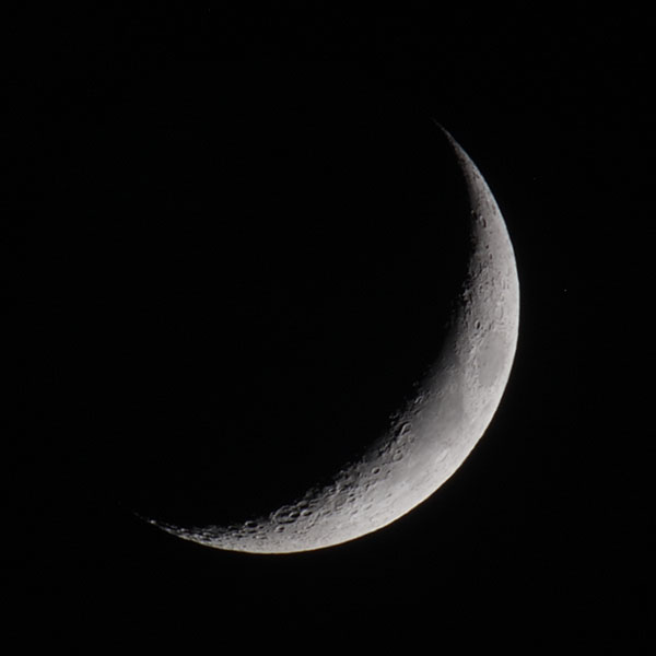 昨夜撮りました「欠けた月と通天閣」