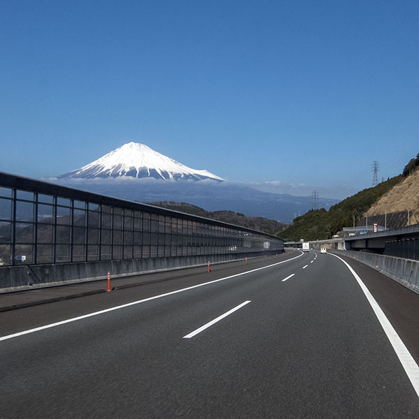 高速道路から見た「富士山」