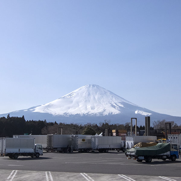 高速道路から見た「富士山」