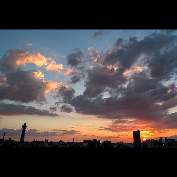 通天閣を含む大阪の夕景