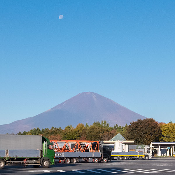 サービスエリアから見た富士山と月